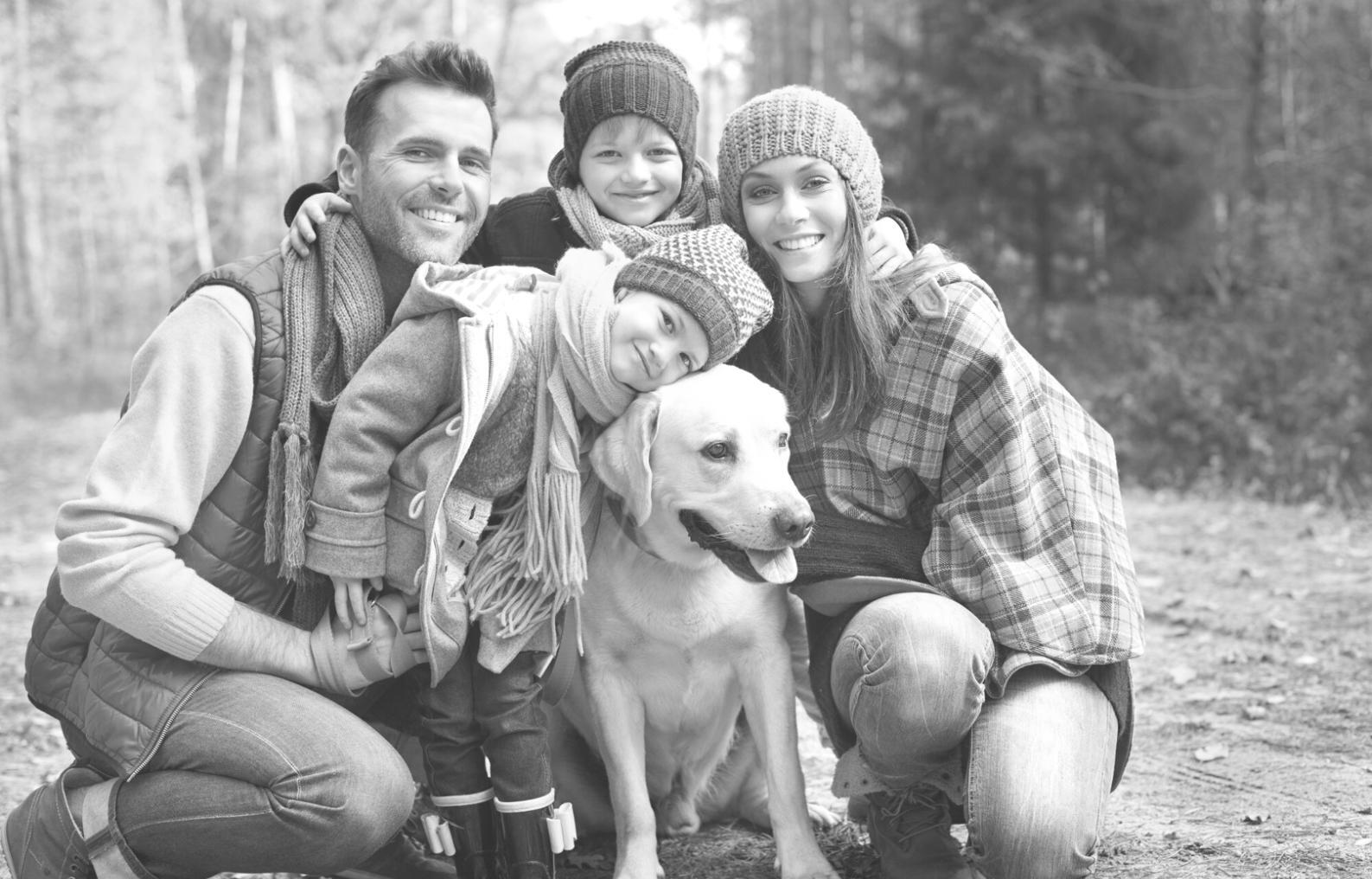 Famiglia che condivide un momento di supporto reciproco in un ambiente accogliente